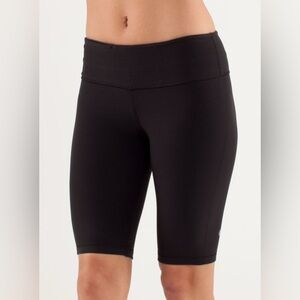 Lululemon Reversible Groove Shorts in black with Blurred Blossoms side size 6